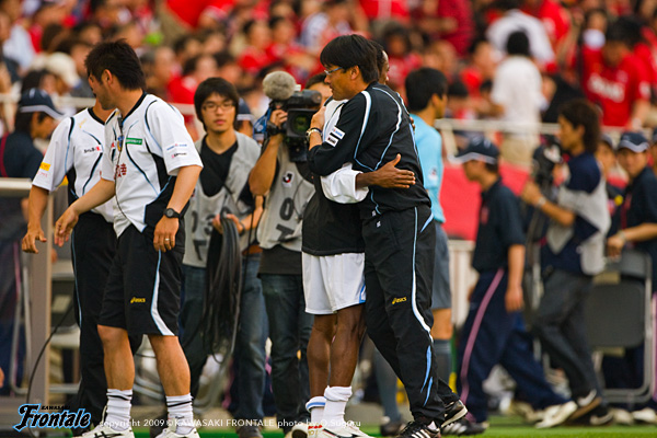試合終了後、選手と喜びを分かち合う関塚隆監督 試合終了後、選手と喜びを分かち合う関塚隆監督