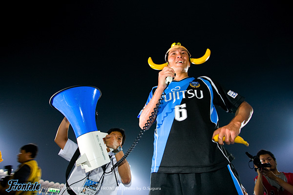 2点目を挙げた田坂選手のマイクパフォーマンス 2点目を挙げた田坂選手のマイクパフォーマンス