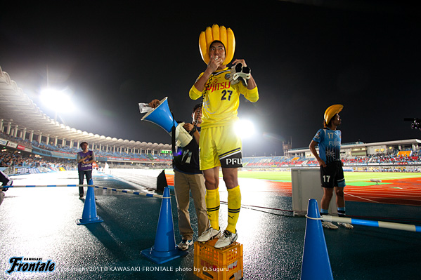 無失点で終えたGK27/安藤駿介選手のマイクパフォーマンス。応援バナナもよろしく! 無失点で終えたGK27/安藤駿介選手のマイクパフォーマンス。応援バナナもよろしく!