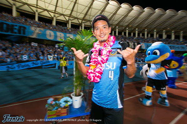 J1出場200試合を記念し、サポーターよりプレゼントを贈呈された井川選手 J1出場200試合を記念し、サポーターよりプレゼントを贈呈された井川選手