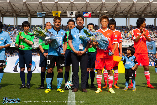 W杯代表選出された大久保・齋藤両選手へ福田川崎市長から花束贈呈 W杯代表選出された大久保・齋藤両選手へ福田川崎市長から花束贈呈