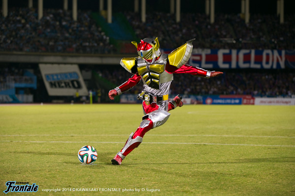 バナナをモチーフにした仮面ライダーバロンが来場 バナナをモチーフにした仮面ライダーバロンが来場