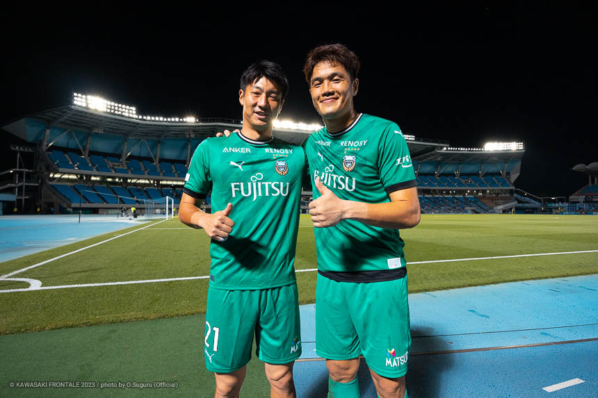 GK21 / 安藤 駿介選手、GK1 / チョン ソンリョン選手 GK21 / 安藤 駿介選手、GK1 / チョン ソンリョン選手