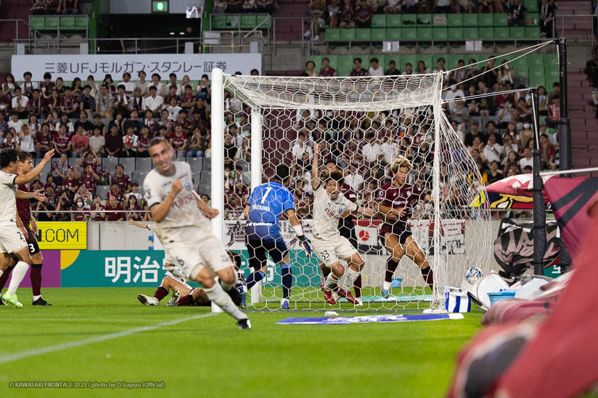 ゴール前でFW33 / 宮代 大聖選手が押し込む ゴール前でFW33 / 宮代 大聖選手が押し込む