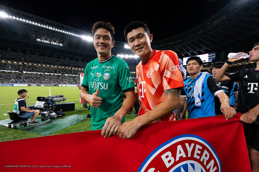 GK1 / チョン ソンリョン選手と、バイエルンのDF3 / キム・ミンジェ選手 GK1 / チョン ソンリョン選手と、バイエルンのDF3 / キム・ミンジェ選手